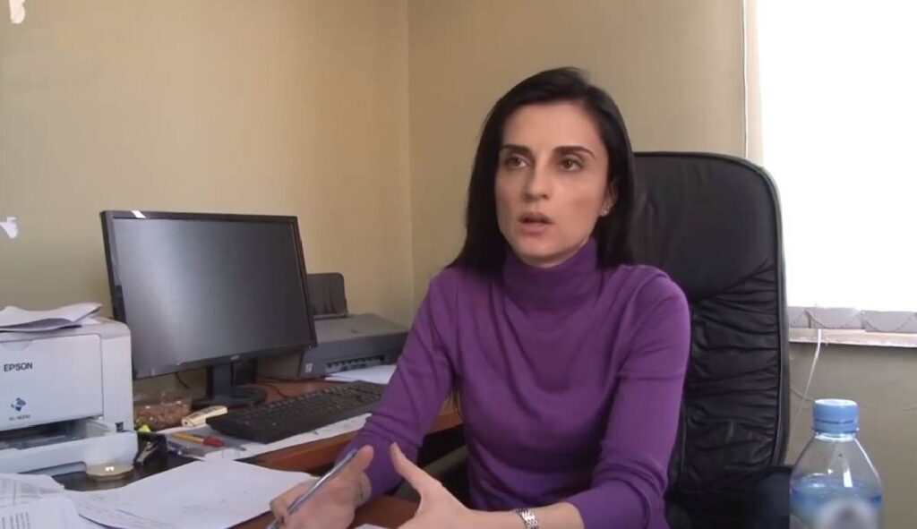 Bashkëshortit të kryebashkiakes së Durrësit i vjedhin makinën luksoze, bën denoncim në polici Emiriana Sako 1