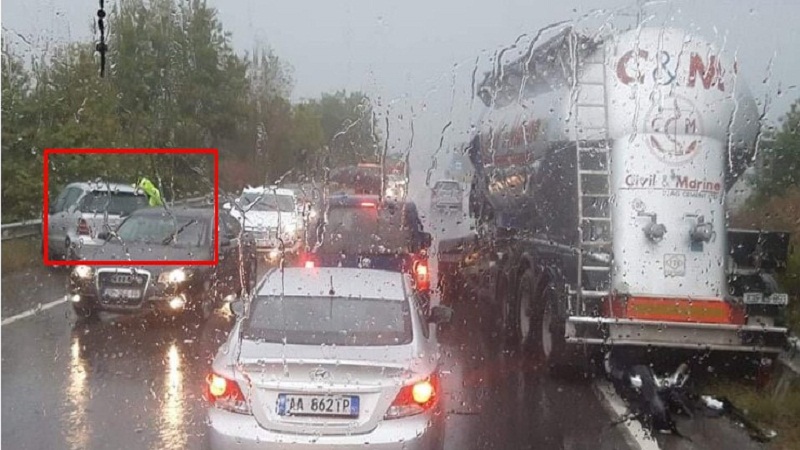 Aksident në Rrugën e Kombit/ Makina përplaset me një autobot, disa persona të plagosur Foto nga vendi i ngjarjes