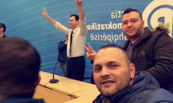“Do ma lëpish apo…”, deputeti Halit Valteri me akullore dhe dy salçiçe në gojë: S’do të të lus ty gjithë ditën, do e bësh apo jo? Halit valteri basha 590x354 1