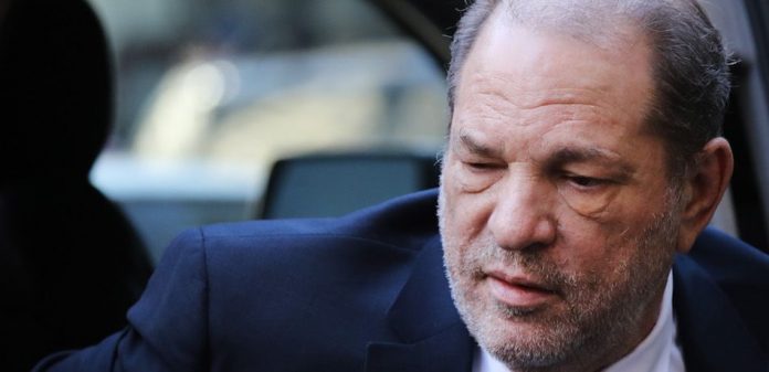 Mbretëresha Elizabeth II i heq titullin prestigjioz Harvey Weinstein-it Harvey Weinstein 696x337 1