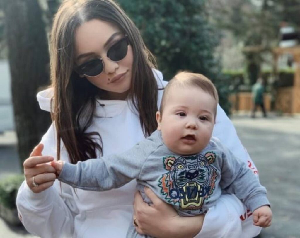 “Kam shpenzuar shumë kohë në fillim të mëmësisë për të arritur balancë..” Mesazhi i Jona Spahiut i jep forcë të gjitha grave Jonida Spahiu 1