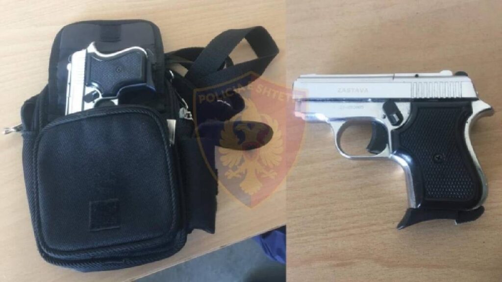 Mbante në çantën e dorës pistoletë pa leje, prangoset në Morinë 25 vjeçari nga Kosova, Policia 2
