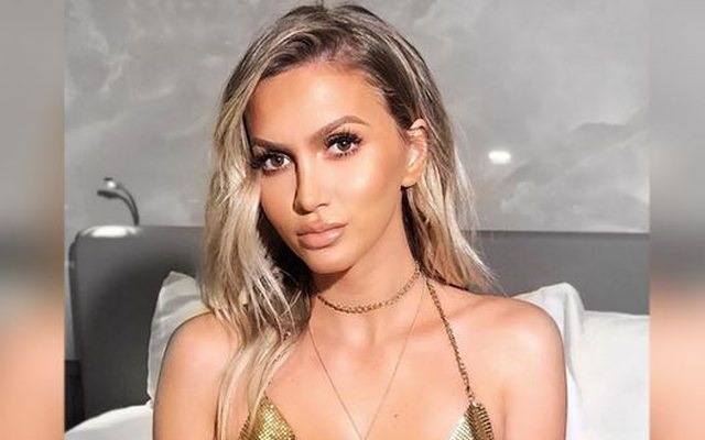 Trashëgimtarja e ‘Top Channel’ publikon sërish foto seksi me bikini, Sara i lë komentin epik Top Channel Lori