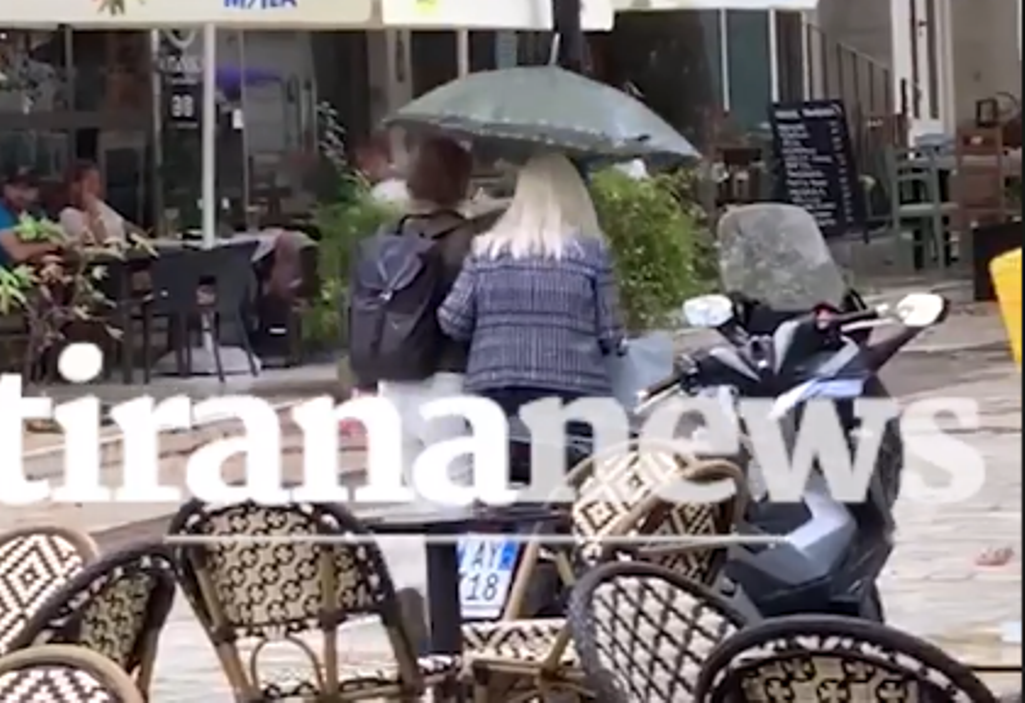 VIDEO/ Dy të shkarkuarat e Ramës në një çadër, Shahini për krahu me Nikollën, e “mbron” nga…shiu! Untitled