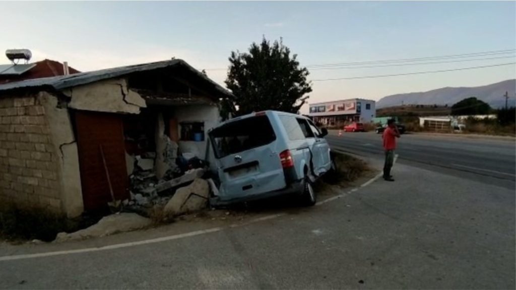 “Mendova se ishte bombë”, furgoni i policisë futet në banesë aksident 1024x576 1