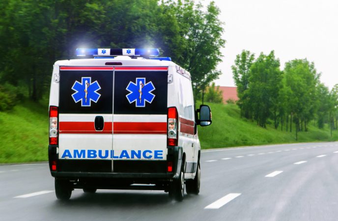 Aksident në Elbasan/ Makina përplas një fëmijë, dërgohet me urgjencë në spital ambulance2 688x450 1