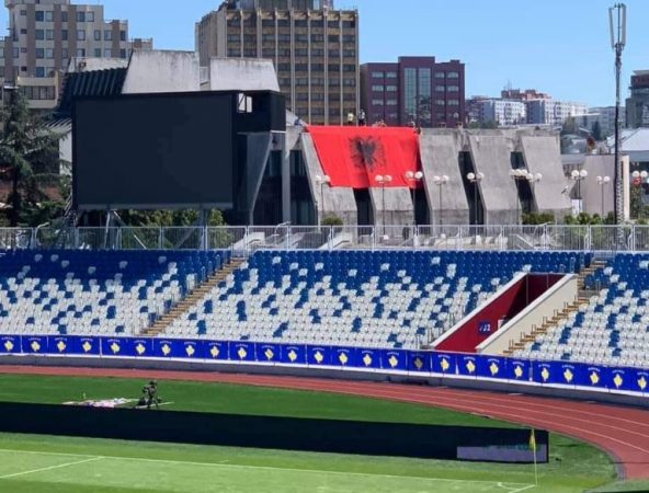 Ndeshja me Greqinë/ Tifozët e Kosovës ngrenë flamurin shqiptar mbi stadiumin ”Fadil Vokrri” aqq 592x450 1
