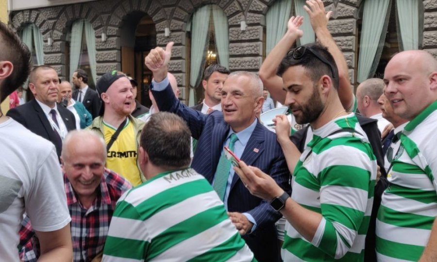 Veliaj ironizon Metën: Politikanët ua kritikojnë punën mes birrave duke pare ndeshjet skoceze, heronjtë zjarrfikës e gdhinë në Priskë auto meta celtic1570174317