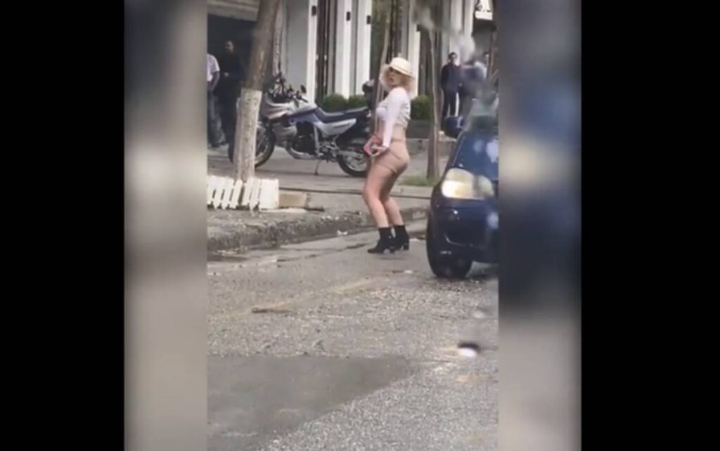 VIDEO/ Nuk përmbahet biondja nga Shkodra, bën striptizëm në mes të rrugës biondja