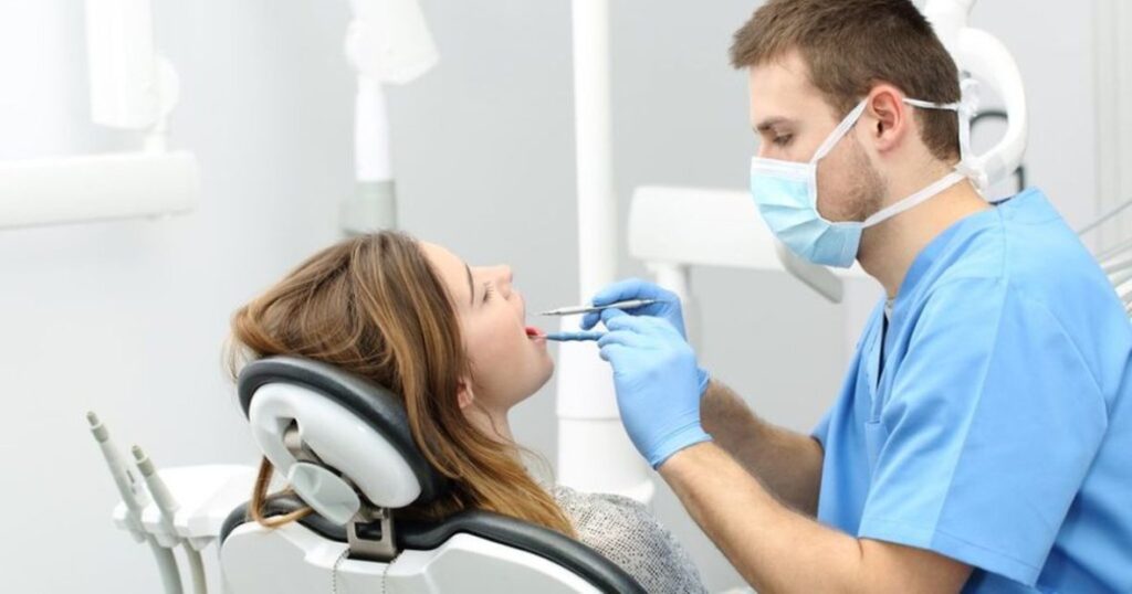 Gjërat që duhet të dini patjetër para se të shkoni tek dentisti gjatë pandemisë dentist