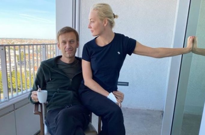 Navalny i shkruan bashkëshortes në 20 vjetorin e martesës: Dashuria shëron. Julia, ti më shpëtove nga koma e55f63459ffb703106c236e34bb0be28 L 683x450 1