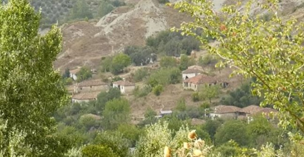 “Rruga e shtruar mund të shërojë zemrat e vetmuara”/ Njihuni me fshatin shqiptar të beqarëve fshati