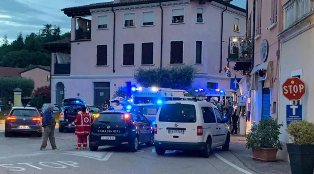 Dy binjakë shqiptarë sulmohen nga kushëriri i tyre në Itali me thikë itali