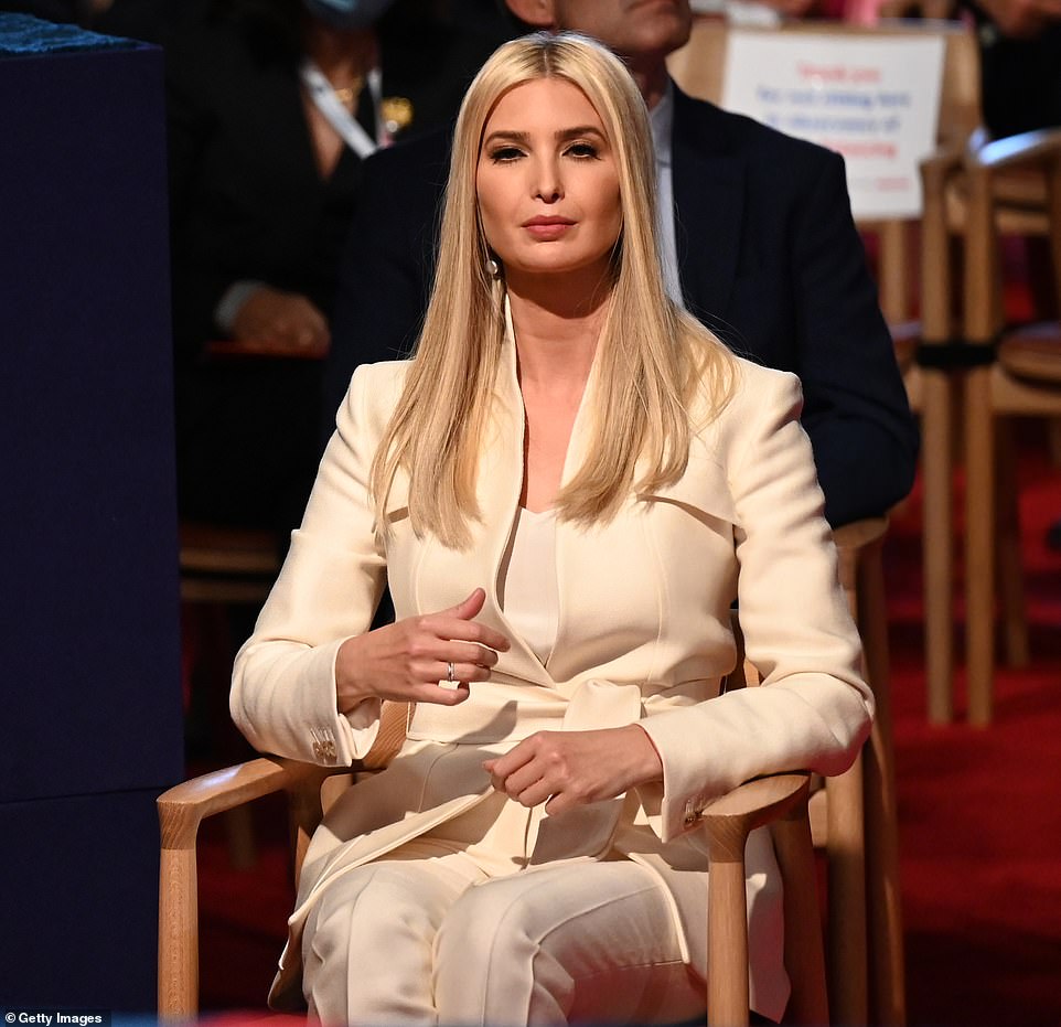 FOTOT: “Do ta qepësh gojën o burr”, çfarë nuk u pa nga debati që ndezi jo vetëm Amerikën 6 ivanka 2 1