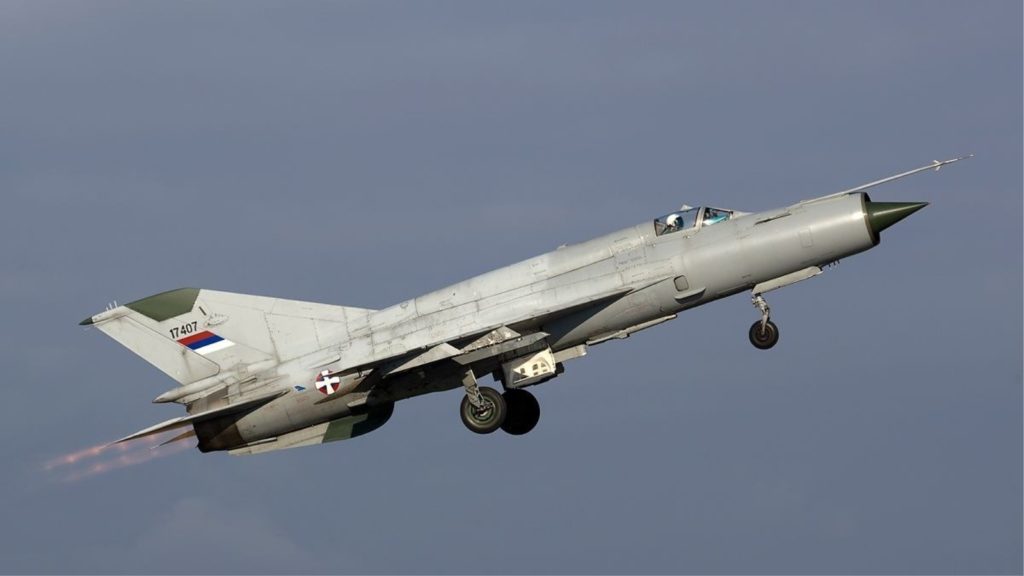 Rrëzohet një avion ushtarak në Serbi mig 21