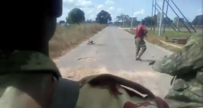 VIDEO : Ushtarët ndjekin gruan lakuriq dhe e vrasin me 36 plumba mozambik 1