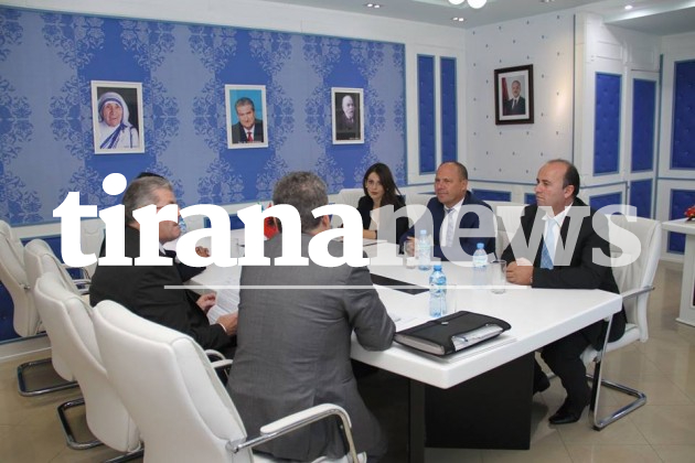 “Virusi” i kryebashkiakëve të Kamzës, edhe Rakip Suli nuk i ndahet fotos së Kryetarit në zyrë. Superdhurata për ditëlindje 5 mziu 1