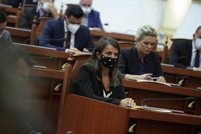 Hajdari maskë me zemra, kështu u dukën këtë sesion të ri parlamentarët 2 parlament 1
