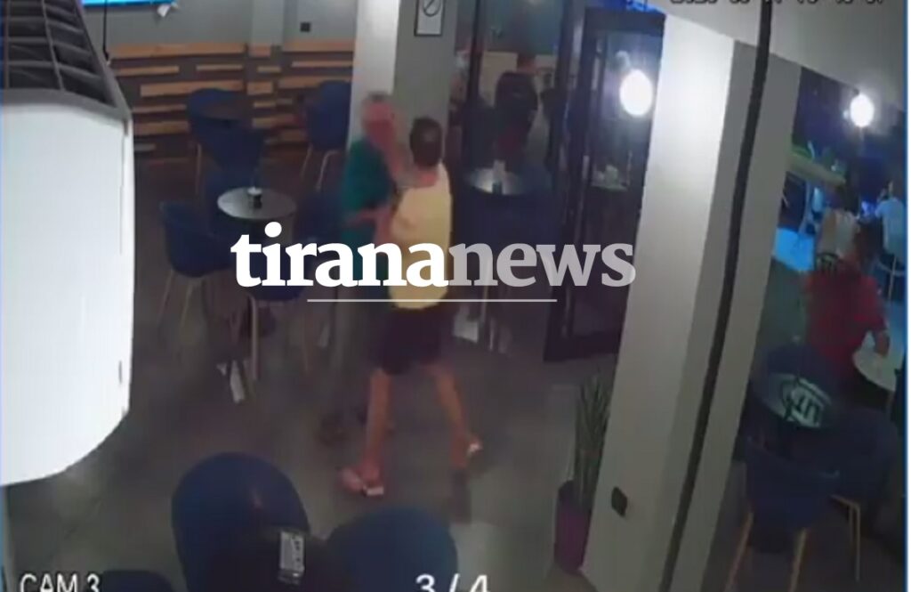 Horror në një lokal në Kavajë, burri godet disa herë me thikë një të moshuar dhe arratiset plagosje 1