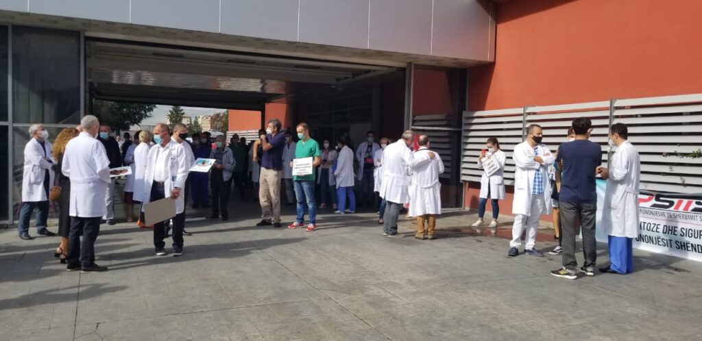 Mjekët dhe infermierët protestë tek Urgjenca e QSUT, kirurgu: As Rama as Manastirliu nuk kanë pranuar takim, mashtruan sindikatën protesta e heshtur e mjekeve 1