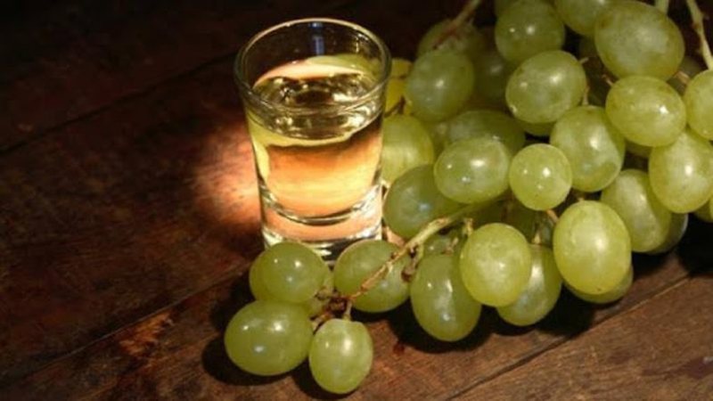 Luftojnë koronavirusin, nga rakia, te hudhra dhe akullorja: Artikujt që duhet të injoroni! raki rrushi