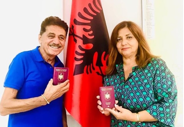 Emocionuese, momenti kur Sabri Fejzullahu merr pasaportën shqiptare (VIDEO) sabri fejzullai pasaporte shqiptare