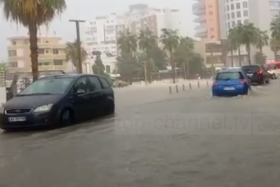 Përmbytet Durrësi, shikoni çfarë po ndodh në rrugët e qytetit 1 sadasdsa