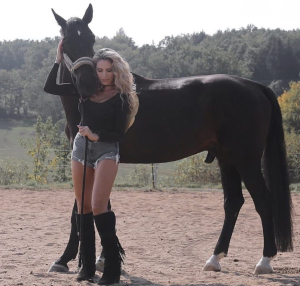 Ledina Çelo paralajmëron rikthimin e saj në muzikë me fotot ku shfaqet super sexy, mungon në tregun muzikor prej shumë vitesh! 1 1 2