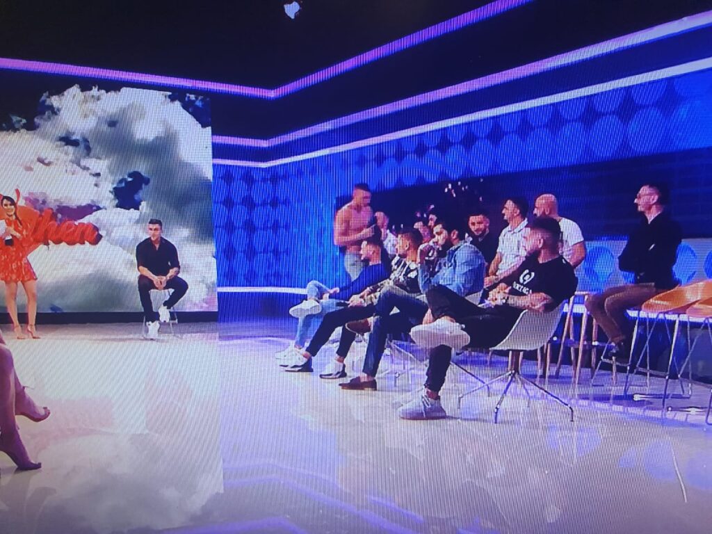 Berati, konkurrentë i ri në “PërPuthen” zhvishet live në emision dhe ekspozon muskujt (FOTO) 3 1 28
