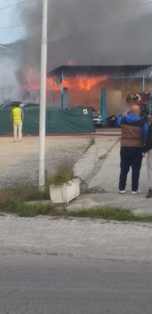 FOTO/ Përfshihet nga zjarri një servis makinash në Elbasan, tre zjarrfikëse po punojnë për shuarjen e flakëve 3 1 79