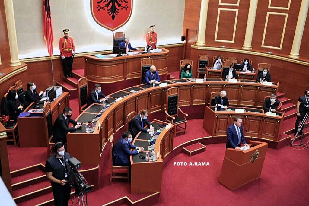 Mbyllet në karantinë Oliver Varhelyi, të mërkurën Komisioneri shtrëngoi duart me të gjithë politikanët shqiptarë 120854190 2724446147821396 402774162756671865 o