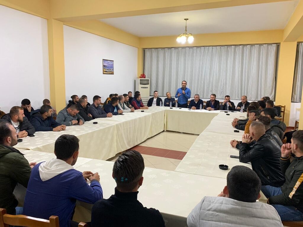 Jo vetëm Rudina Hajdari, edhe djali i Sokol Olldashit nis fushatën për zgjedhje. PD “harron” maskat 122880340 234704541400502 2826980887434627355 o