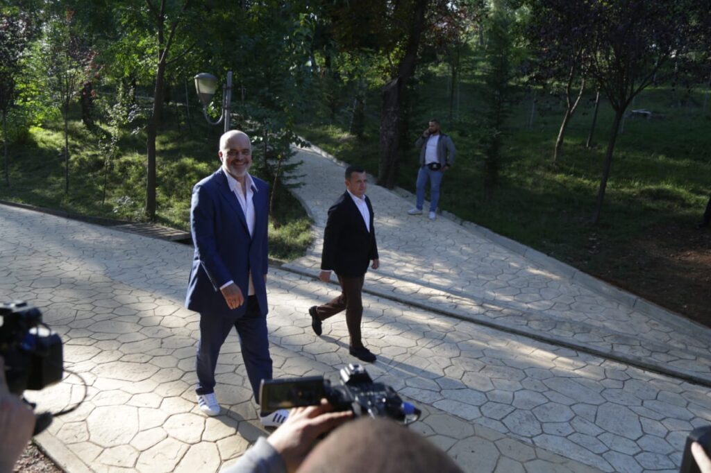 Rama batuta: Luli është pasagjer. Monika është faturino. Meta kryeministër 30 vjeç, kryeparlamentar 40, president 50. Ça do për 60 vjeç, përveç dekoratës? 1602256045 793
