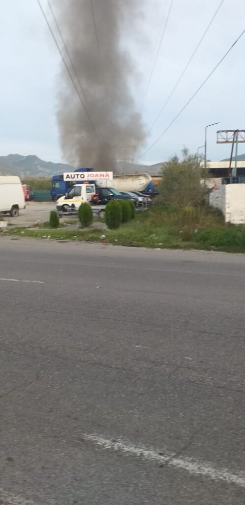 FOTO/ Përfshihet nga zjarri një servis makinash në Elbasan, tre zjarrfikëse po punojnë për shuarjen e flakëve 2 2 44