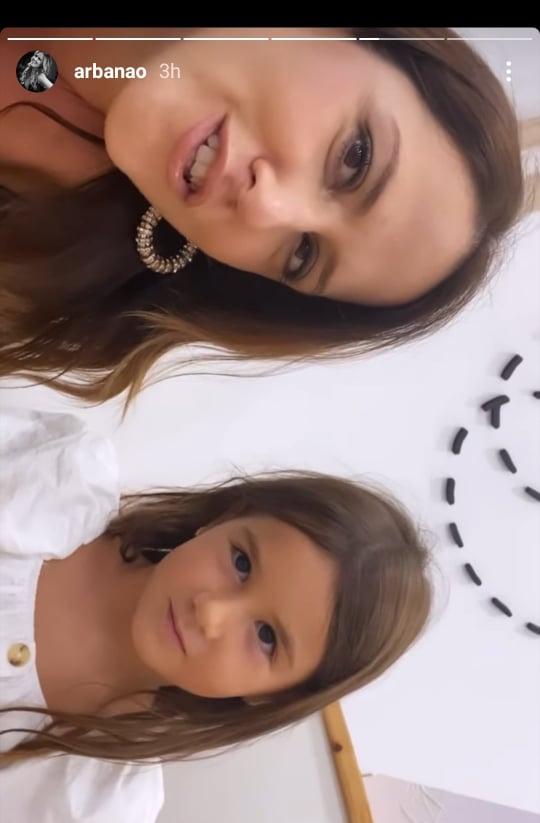 Foto/ Mbesa e Arbana Osmanit është kopja identike e moderatores, shihni sa ngjajnë! 2 2 5