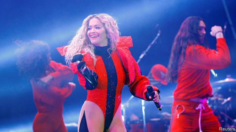 ”The Economist”: Çfarë kanë të përbashkët Dua Lipa, Rita Ora dhe Ava Max? 20201003 EUP006 0 770x433 1