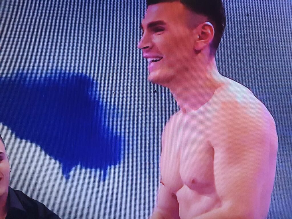 Berati, konkurrentë i ri në “PërPuthen” zhvishet live në emision dhe ekspozon muskujt (FOTO) 1 3 10