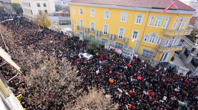 Mbyllen Universitetet/ Studentët revoltohen nga vendimi i Ministrisë së Shëndetësisë, paralajmërojnë protestë 640 0 47101c4d527a10d3c37751a66983ecf9