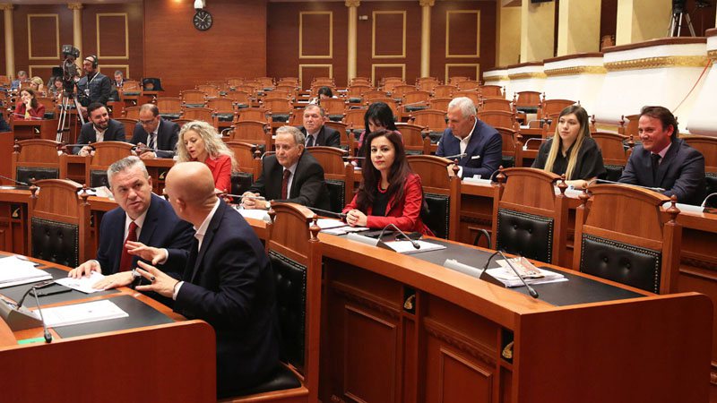 Deputeti bën deklaratën e papritur në Kuvend: Unë do të largohem nga politika nëse… 800 0 5f7adb893fb9a
