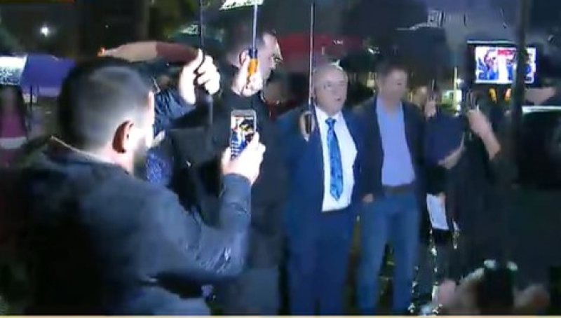 Tentoi të futet mes protestuesve para Kryeministrisë, qytetarët bëjnë veprimin e papritur ndaj deputetit të njohur 800 0 5f8876ff329b9
