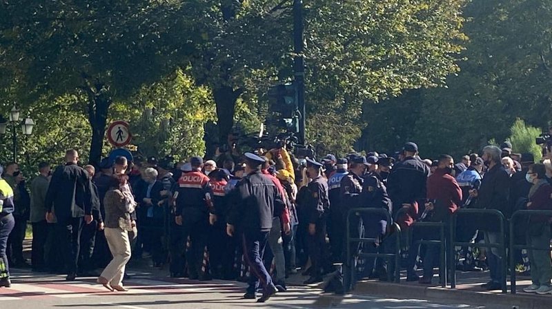 I arrestuan vëllain gjatë protestës kundër ministrit Dendias, Genc Sejko bën paralajmërimin e fortë: Nëse i preket edhe një qime floku, ti do të… 800 0 5f8ec3c6250a9