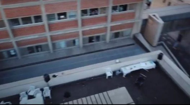 E trishtë/ Pacienti me Covid-19 ndjek ceremoninë martesore të të birit nga dritarja e spitalit (Video) 800 0 5f8edabb402e2 770x429 1