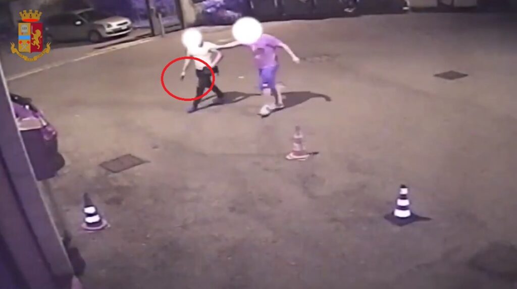 Zihen për femra para një restoranti, i riu shqiptar nxjerr pistoletën (VIDEO) ARME