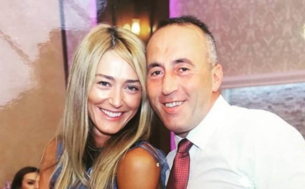 Foto/ Anita publikon momentin intim dhe super romantik me Ramush Haradinajn të disa viteve më parë Anita 1