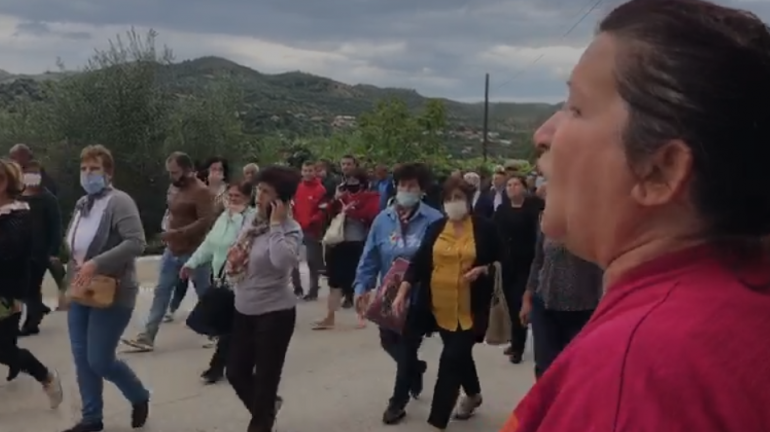 Protesta e naftëtarëve në Ballsh, qytetarja shpërthen në ulërima: Po na vrasin fëmijët Banoret balsh 770x432 1
