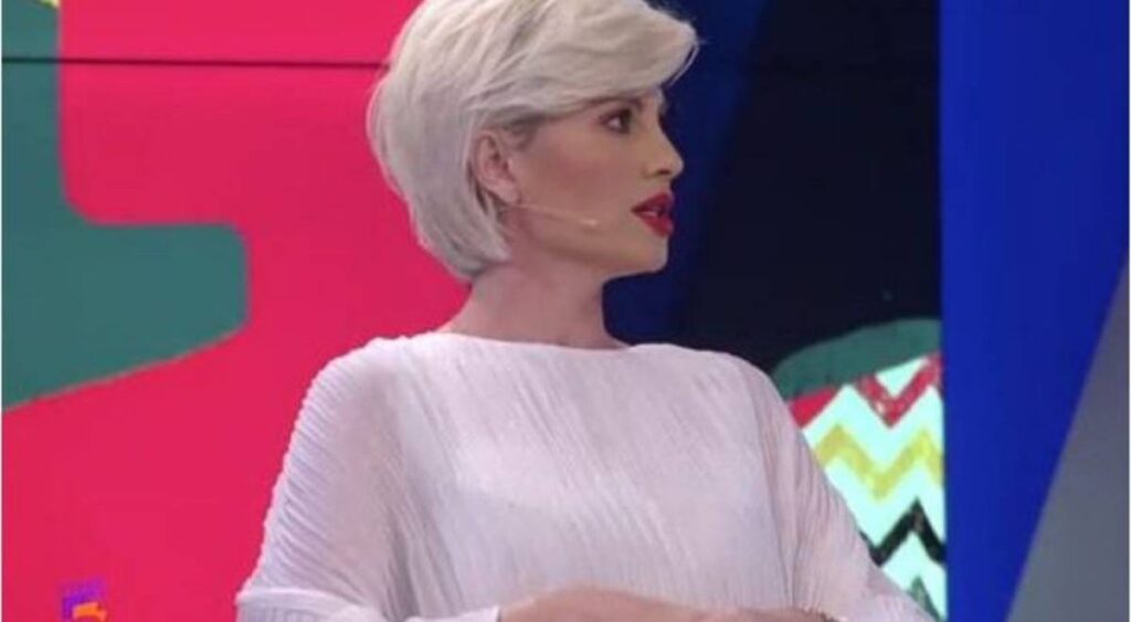Spikerja shqiptare e lajmeve rrëfen se ka përjetuar atake të forta paniku: Mendoja se do vdisja, jam larguar prej studios nga frika! Blerta Tafani 1