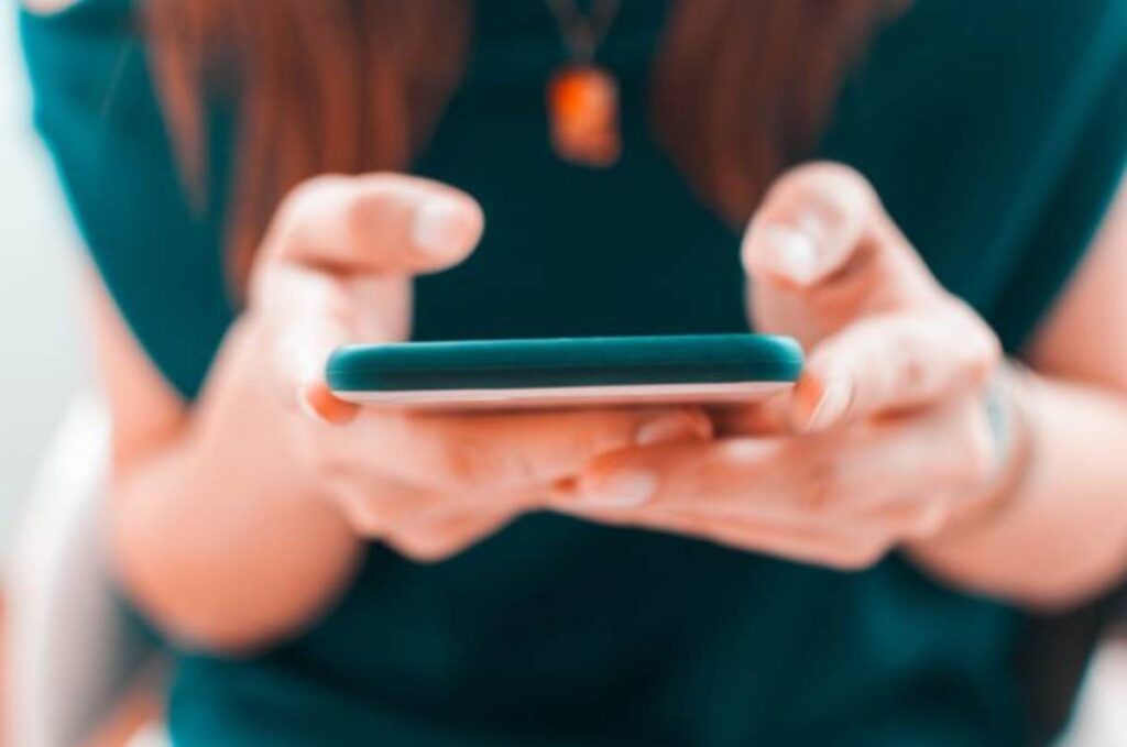 Studimi alarmant: Koronavirusi mbijeton deri në 28 ditë në kartëmonedha dhe telefonat celularë nëse është ftohtë dhe errësirë Covid CELULAR 1