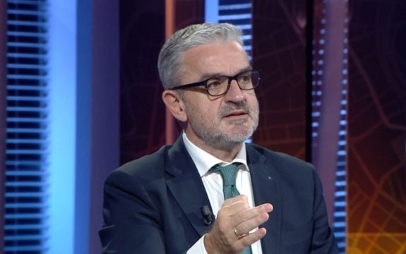Kandidati i PD për deputet lëshon ‘gojën’: U bofshi m*t ju që dilni fotografi zyrtare me maska Dritan Shano