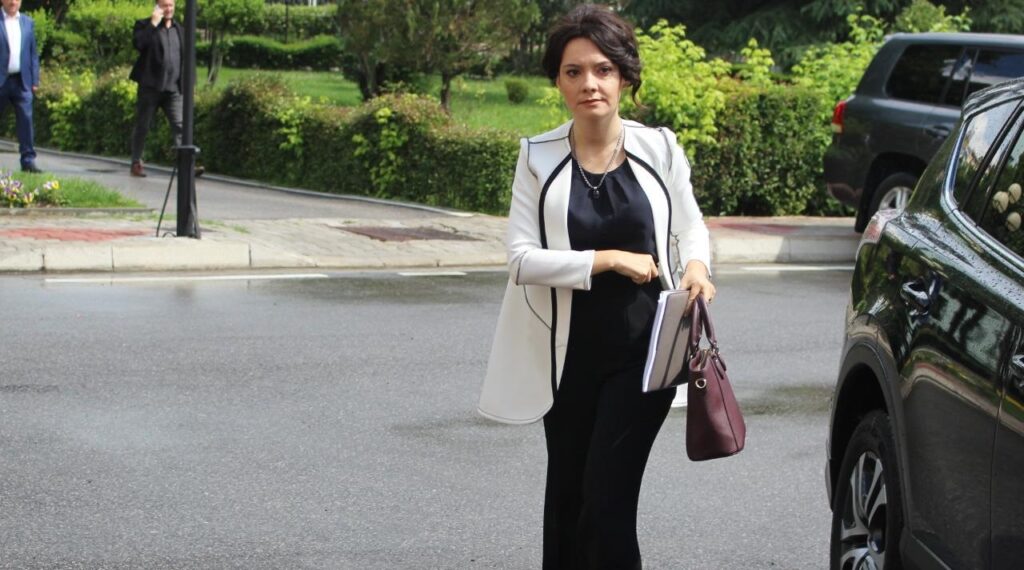 “Qenkeni mazokiste”, analisti përplaset me Spiropalin, ministrja: Ne na shijon t’i kemi përballë Elisa Spiropali