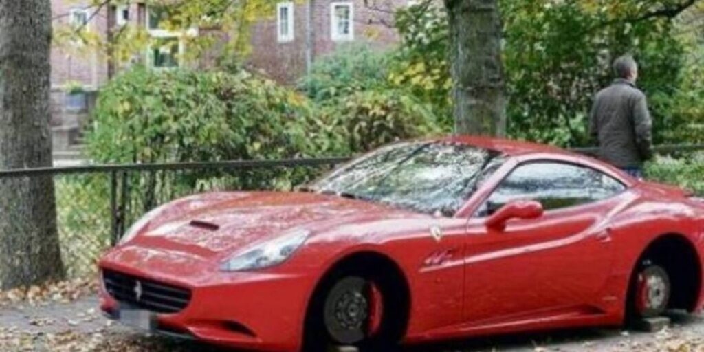 E Habitshme, 75-vjeçari i heq rrotat Ferrarit të tij që të mos ia sekuestrojë banka Ferrari 1